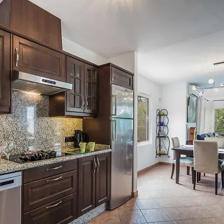 Charming 4 Bedrooms Tarez Private Pool
